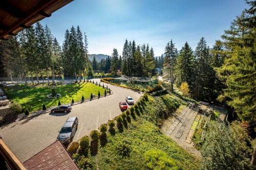 Vista ariale di una strada con auto parcheggiate sulla strada di Eden Grand Resort a Predeal