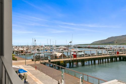 einen Yachthafen mit Booten, die in einem Hafen angedockt sind in der Unterkunft Cairns Private Apartments in Cairns