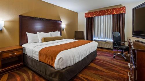 A bed or beds in a room at Best Western Fort Wayne Inn & Suites North