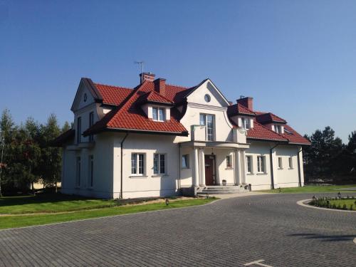 una casa con techo rojo en una carretera en Villa Diana, en Rozalin