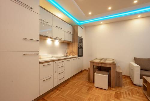 A kitchen or kitchenette at S&M Apartmani Zlatibor