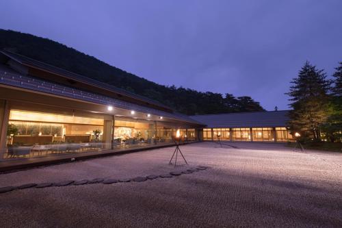 un edificio con una telecamera davanti di notte di Kashoen a Hanamaki