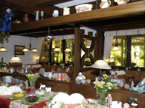 Ferienhotel Schwarzwälder Hof餐廳或用餐的地方