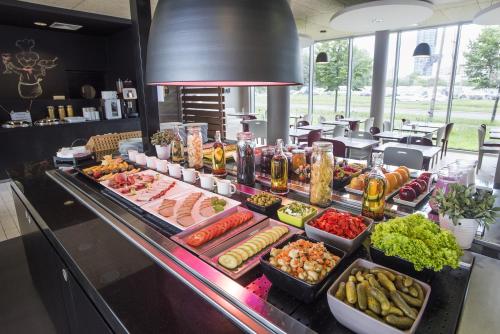 una linea a buffet con molti tipi di cibo diversi di Campanile Wroclaw Centrum a Breslavia