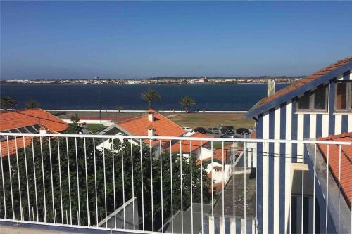 een balkon met uitzicht op het water en de huizen bij SEA RIA - A casa dos Maria in Costa Nova