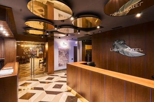 een lobby van een winkel met een balie en kroonluchters bij Light Hotel in Dnipro