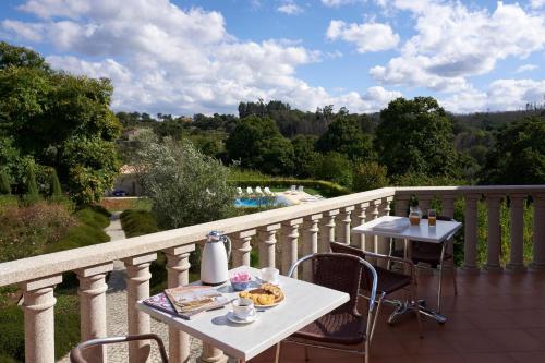 een tafel met een bord eten op een balkon bij Quinta Do Sobral in Figueiró dos Vinhos