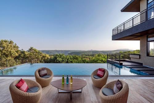 Bazen u ili blizu objekta SaffronStays Falcon Hill, Lonavala - luxury villa with infinity pool near Lion's Point