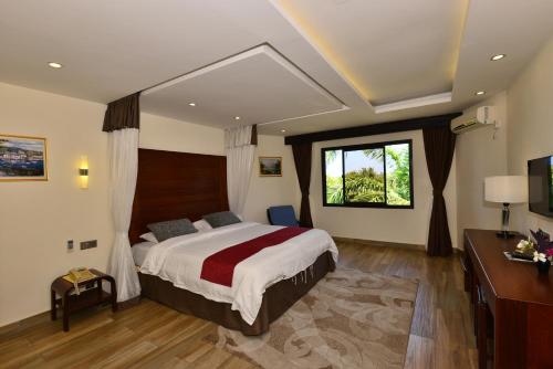 una camera d'albergo con letto e finestra di Baobab Holiday Resort a Bamburi