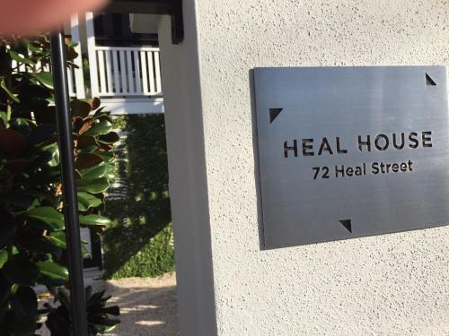 Heal House tesisinde sergilenen bir sertifika, ödül, işaret veya başka bir belge