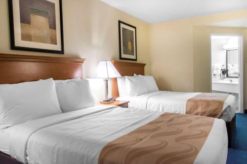 Cama ou camas em um quarto em Days Inn by Wyndham Penn State