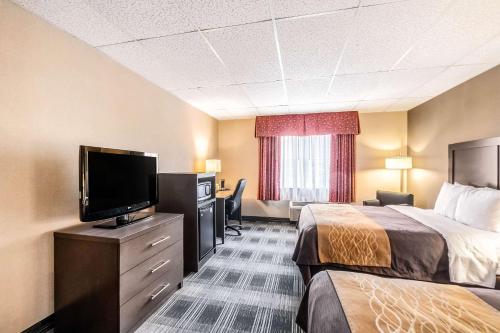 ein Hotelzimmer mit 2 Betten und einem Flachbild-TV in der Unterkunft Comfort Inn Ballston in Arlington