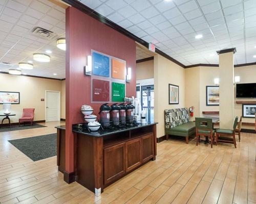 eine Lobby eines Krankenhauses mit Warteraum in der Unterkunft Comfort Inn Ballston in Arlington