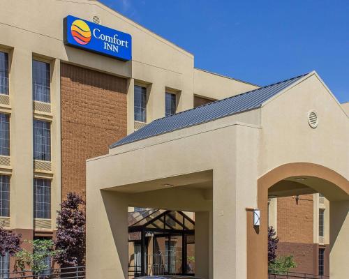 WethersfieldにあるComfort Inn Wethersfield - Hartfordの看板の建物