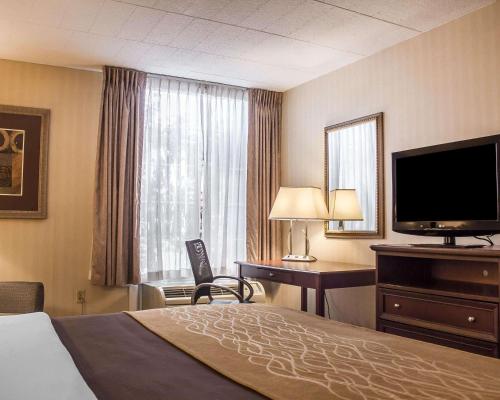 WethersfieldにあるComfort Inn Wethersfield - Hartfordのベッド1台、薄型テレビが備わるホテルルームです。