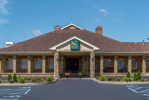 un bâtiment avec un panneau à l'avant dans l'établissement Quality Inn & Suites Bedford West, à Bedford