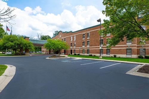 una strada vuota di fronte a un edificio di mattoni di Comfort Inn Indianapolis North - Carmel a Carmel