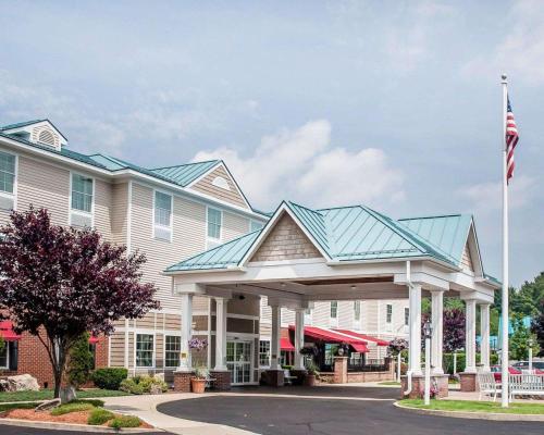 dom z flagą przed nim w obiekcie Comfort Inn & Suites Sturbridge-Brimfield w mieście Sturbridge