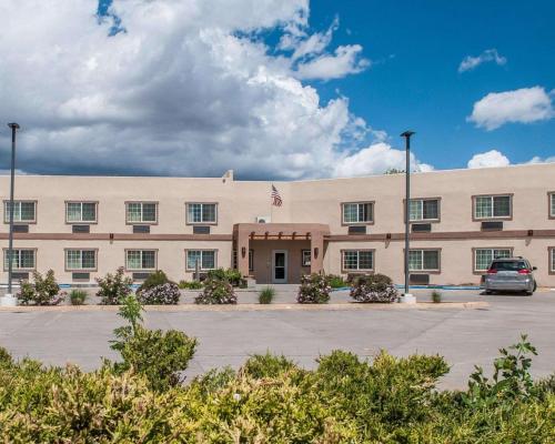 un gran edificio con un coche aparcado en un aparcamiento en Econo Lodge Inn & Suites, en Santa Fe