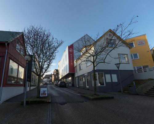 El barrio en el que está el hotel o un barrio cercano