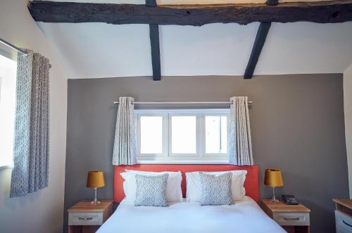 Cama ou camas em um quarto em The Kirkfield Hotel