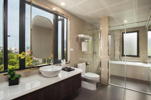 A bathroom at Hanoi L'Heritage Diamond Hotel & Spa