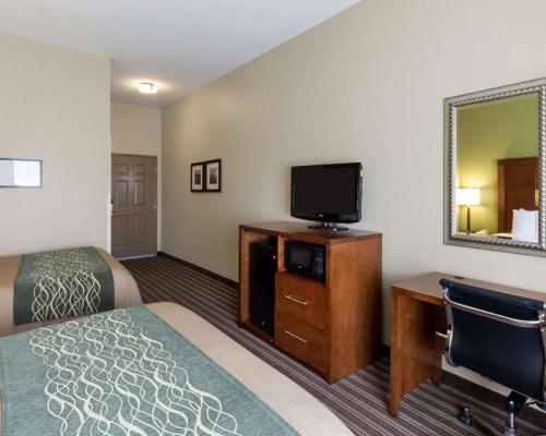 โทรทัศน์และ/หรือระบบความบันเทิงของ Comfort Inn & Suites Fayetteville-University Area