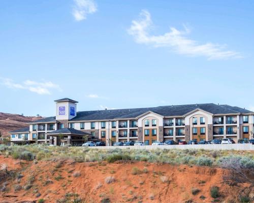 un grande hotel con auto parcheggiate di fronte di Sleep Inn & Suites Page at Lake Powell a Page