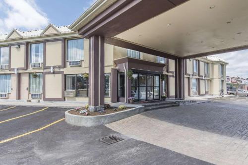 an empty parking lot in front of a building at Econo Lodge in Orillia