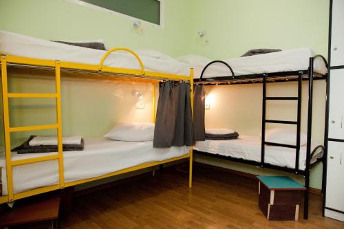 Tempat tidur dalam kamar di Capsularhouse Hostel