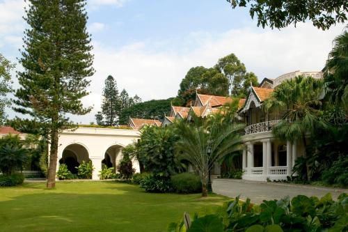 een uitzicht op een huis met een groene tuin bij Taj West End in Bangalore