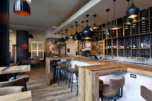 The lounge or bar area at DoubleTree by Hilton Ottawa Downtown