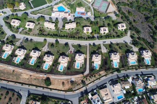 une vue sur une ville avec des maisons et des routes dans l'établissement Colina da Lapa & Villas, à Carvoeiro