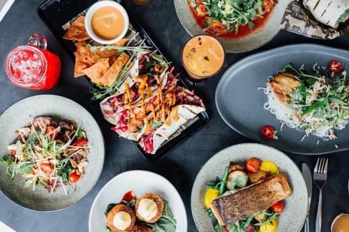 une table avec des assiettes de nourriture dans l'établissement Nags Head Hotel, à Newcastle