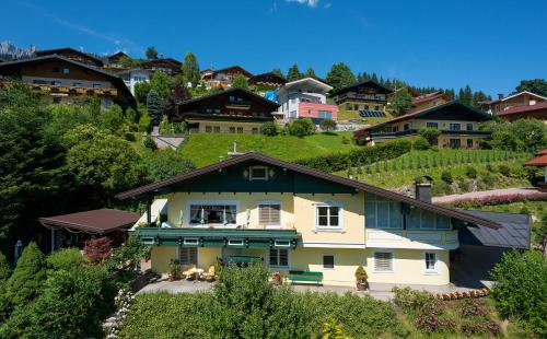 een huis midden in een dorp bij Apartment Lausbuam in Mühlbach am Hochkönig