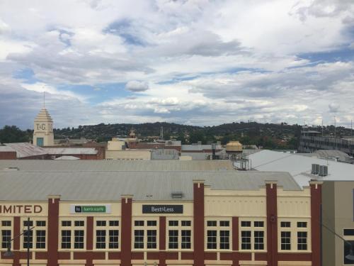 ein großes Gebäude mit einem Uhrturm in einer Stadt in der Unterkunft Beer Deluxe Albury in Albury