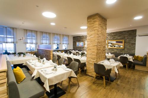 Reštaurácia alebo iné gastronomické zariadenie v ubytovaní Hotel & Restaurant Goldener Pflug