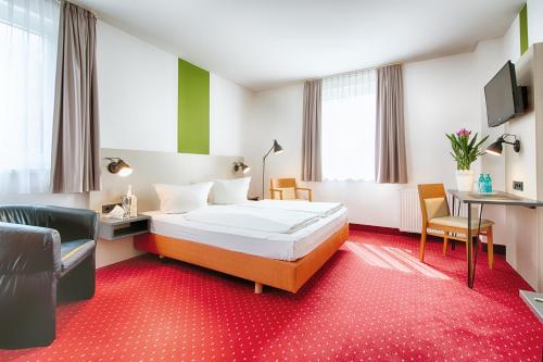 A bed or beds in a room at ACHAT Hotel Chemnitz