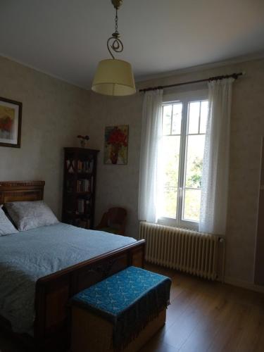 - une chambre avec un lit et une fenêtre dans l'établissement Chez Sylvie, à Sainte-Foy-lès-Lyon