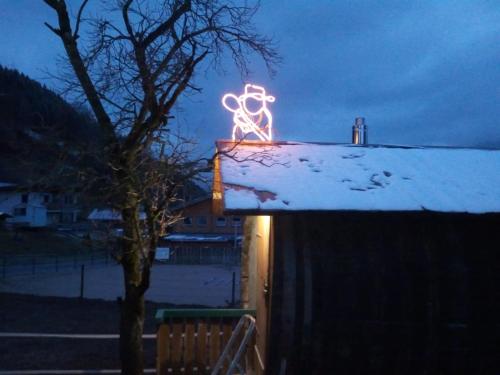 un flocon de neige néon sur le toit d'une maison dans l'établissement Appartment Iris, à Aich