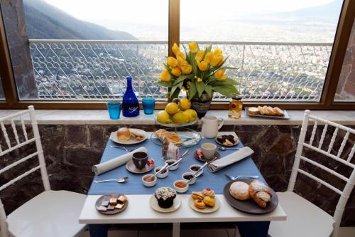 Makanan di atau berdekatan hotel