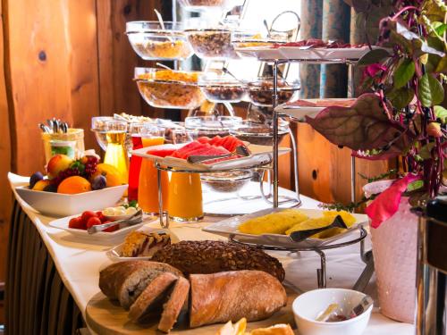 een buffet met veel verschillende soorten eten op tafel bij Hotel Löwen Garni - B&B in Rust