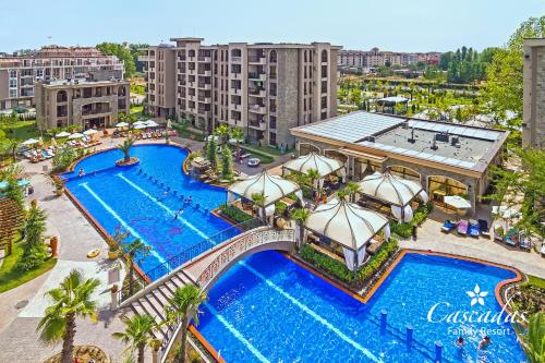 בריכת השחייה שנמצאת ב-Cascadas Family Resort או באזור