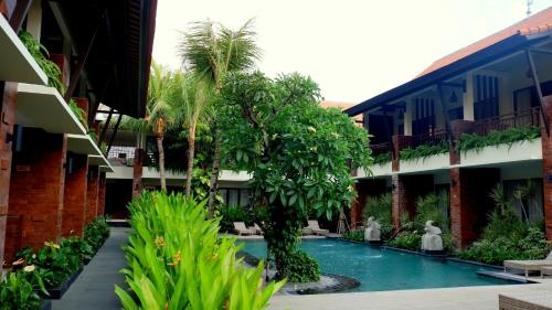 un patio con piscina en un edificio en Arena Living, en Sanur