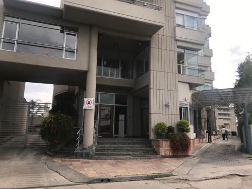 un edificio con escaleras y un edificio sin señal de aparcamiento en Jardines de Belgrano, en Salta