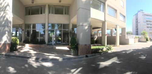 un gran edificio de oficinas con muchas ventanas en Jardines de Belgrano, en Salta