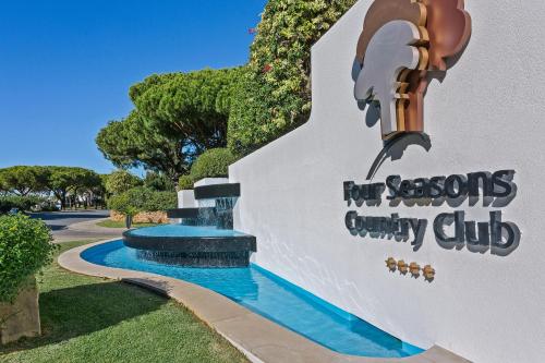 Πισίνα στο ή κοντά στο Four Seasons Country Club