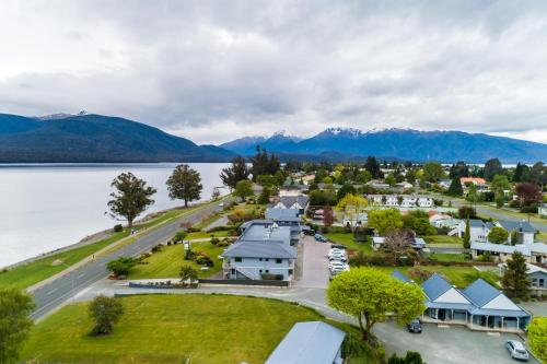 una vista aerea di una piccola città vicino a un lago di Lakeside Motel & Apartments a Te Anau