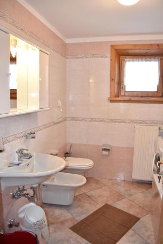 a bathroom with a sink and a toilet at Appartamento Trela 2 in Livigno