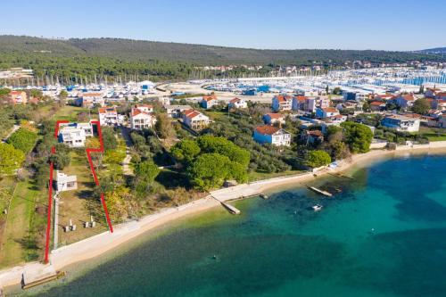 uma vista aérea de uma praia com casas e água em Villa Amfora - First row by the sea em Bibinje